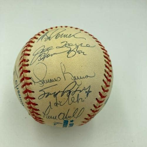 Отборът на Шампионите от Световна серия Янкис 1998 година Подписа бейзболен договор с Дереком Джетером Риверой